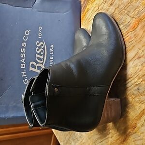 BASS Shiloh Black Leather Ankle Boot - 9